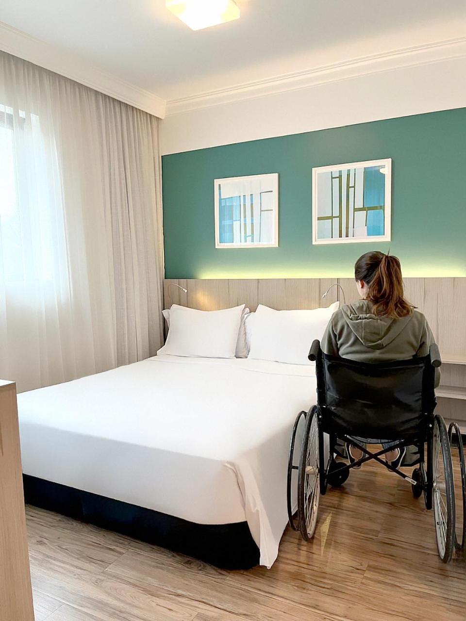 Radisson Oscar Freire Ξενοδοχείο Σάο Πάολο Εξωτερικό φωτογραφία A disabled woman in a wheelchair in a hotel room