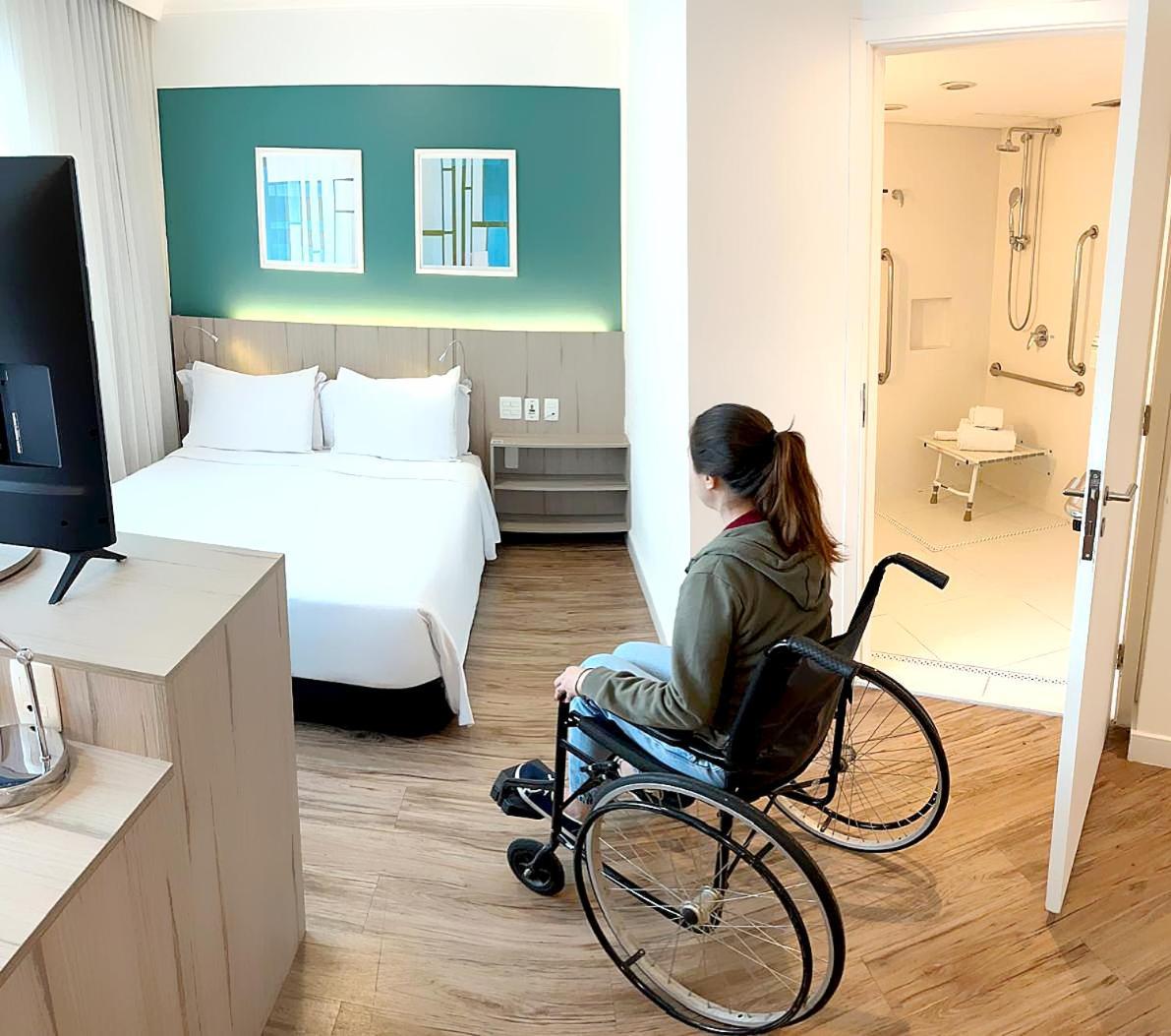 Radisson Oscar Freire Ξενοδοχείο Σάο Πάολο Εξωτερικό φωτογραφία A disabled woman in a wheelchair in a hotel room
